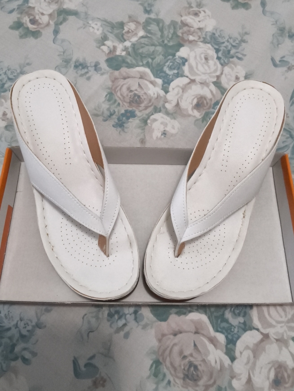 Women's White Comfort Thong Sandals - Cushioned Slip-On   *Dr.Scholl's type*